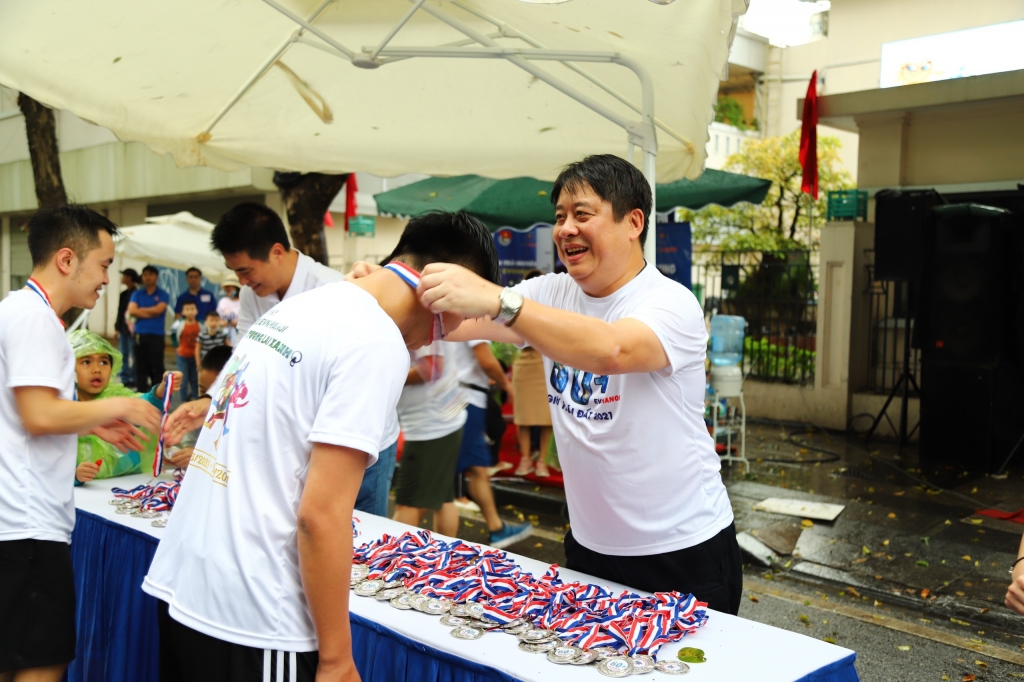 Lãnh đọa EVNHANOI trao tặng huy chương tới vận động viên xuất sắc