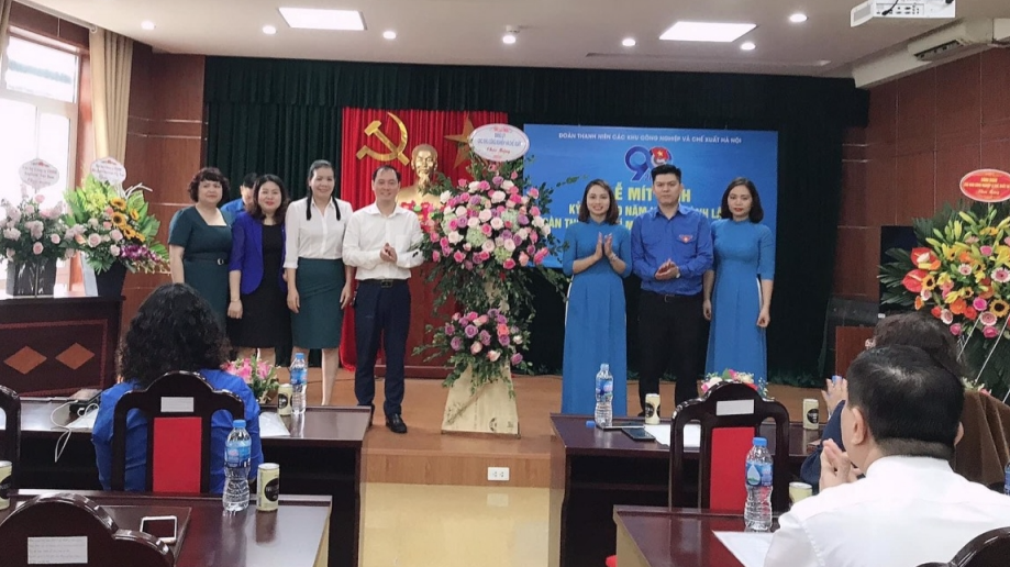 Đoàn Thanh niên Các khu công nghiệp và chế xuất Hà Nội đón nhận lẵng hoa chúc mừng từ Đảng ủy 