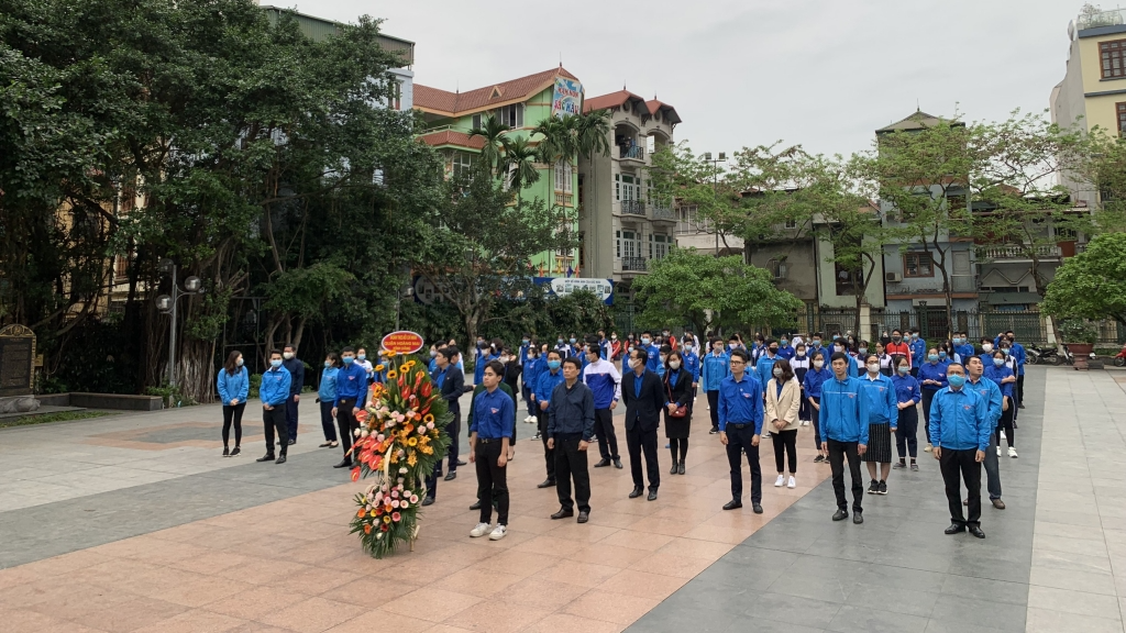 Tuổi trẻ Hoàng Mai làm lễ dâng hương tại tượng đài anh hùng Hoàng Văn Thụ 