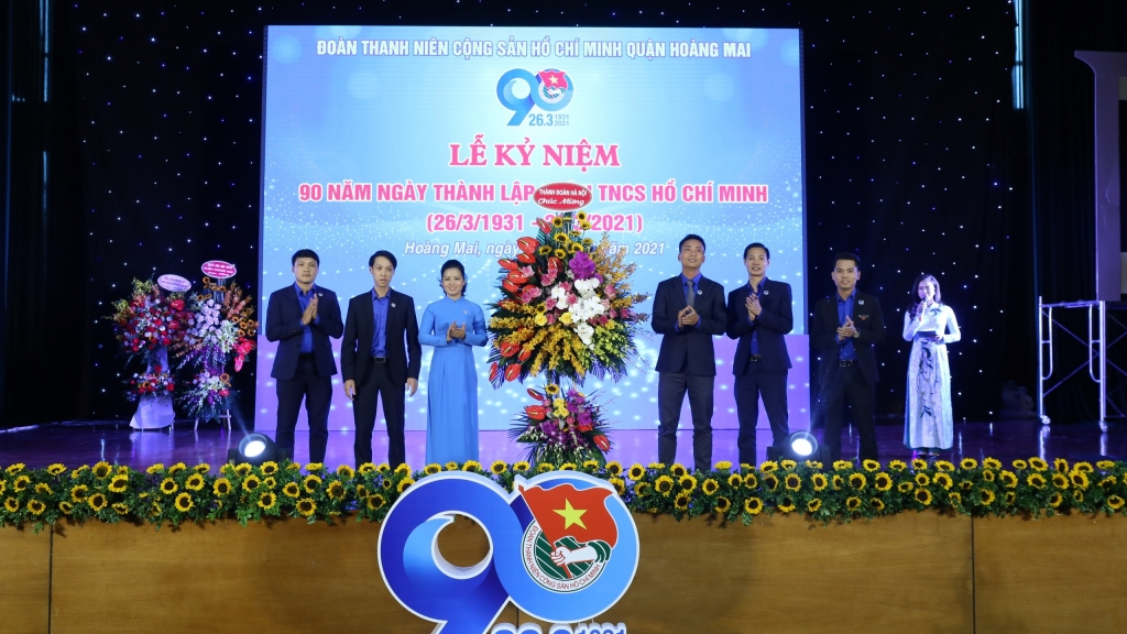 Quận đoàn Hoàng Mai đón nhận hoa chúc mừng của Thành đoàn Hà Nội