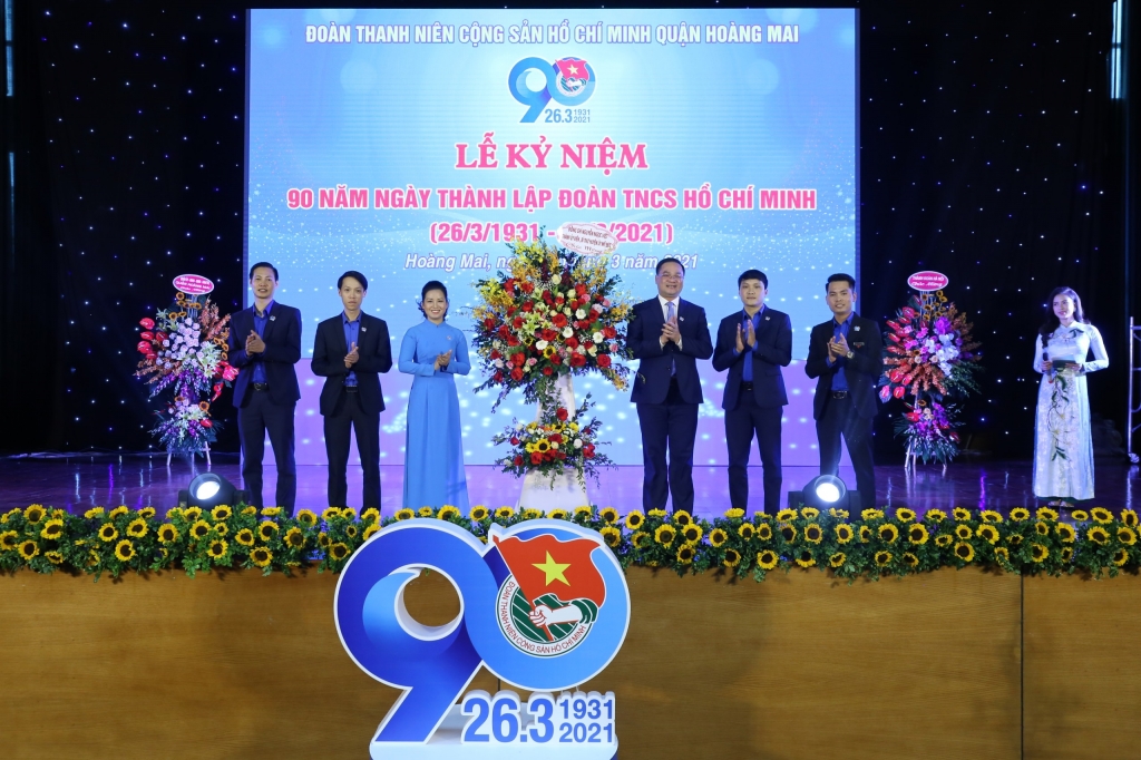 Đồng chí Nguyễn Ngọc Việt, Thành ủy viên, Bí thư Huyện ủy Mỹ Đức tặng hoa chúc mừng tuổi trẻ quận Hoàng Mai