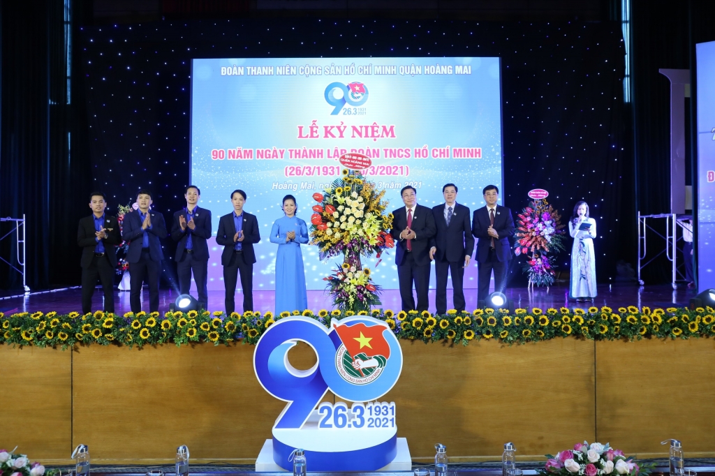 Quận đoàn Hoàng Mai đón nhận hoa chúc mừng của Quận ủy - HĐND - UBND quận