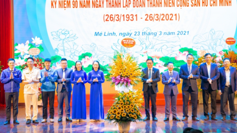 Huyện đoàn Mê Linh đón nhận hoa chúc mừng của Huyện ủy - UBND-HĐND huyện 