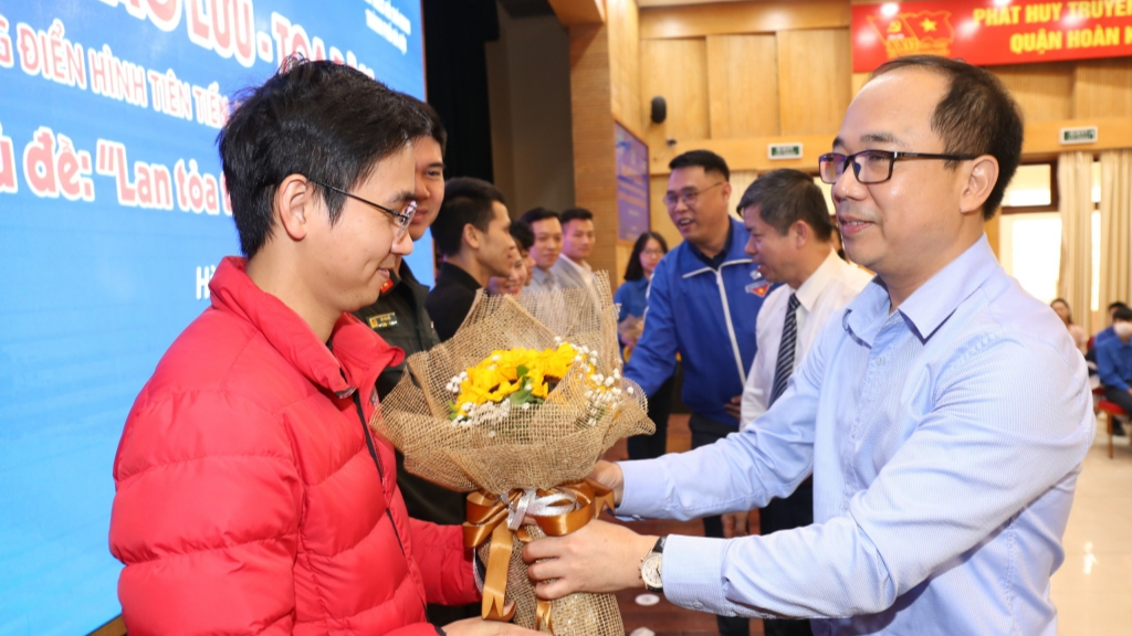 Đồng chí Nguyễn Mạnh Hưng, Tổng biên tập báo Tuổi trẻ Thủ đô tặng hoa đến các gương mặt tiên tiến tham gia giao lưu tại chương trình 