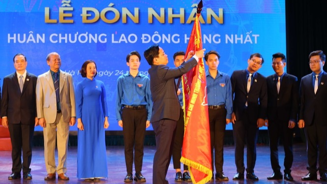 Nguyễn Anh Tuấn, Uỷ viên T.Ư Đảng, Bí thư thứ nhất T.Ư Đoàn, Chủ tịch Hội LHTN Việt Nam trao Huân chương Lao động hạng Nhất cho Đoàn Trường ĐH Kinh tế Quốc dân