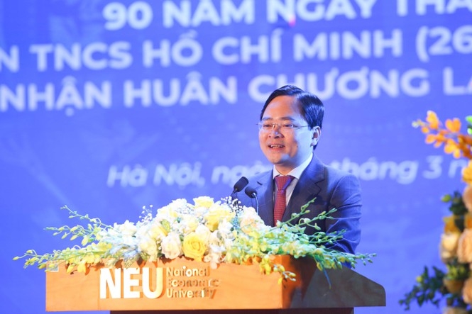 Nguyễn Anh Tuấn, Uỷ viên T.Ư Đảng, Bí thư thứ nhất T.Ư Đoàn, Chủ tịch Hội LHTN Việt Nam trao Huân c