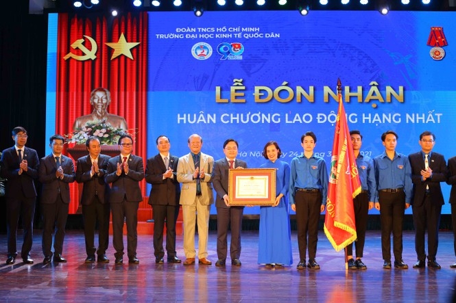 Đoàn trường Đại học Kinh tế Quốc dân đón nhận Huân chương lao động hạng Nhất 