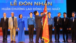 Đoàn trường ĐH Kinh tế Quốc dân đón nhận Huân chương lao động hạng Nhất