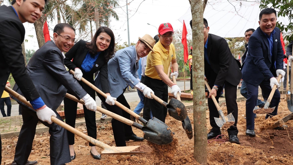 Các đại biểu tham gia trồng cây xanh tại chương trình 