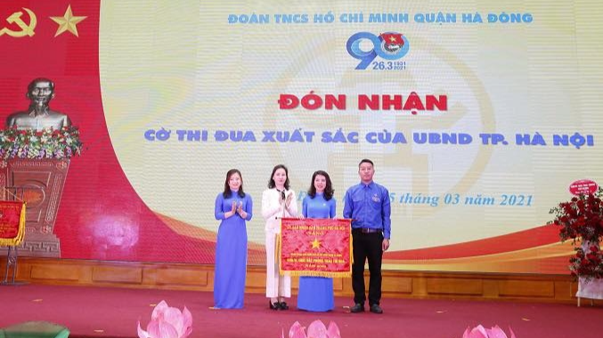 Quận đoàn Hà Đông đón nhận cờ thi đua xuất sắc của UBND thành phố Hà Nội