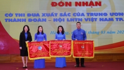 Quận đoàn Hà Đông đón nhận Cờ thi đua xuất sắc của UBND thành phố Hà Nội