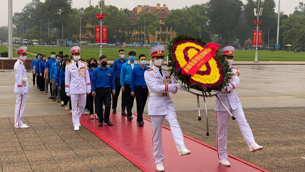 Đoàn đại biểu tuổi trẻ Thủ đô vào lăng viếng Chủ tịch Hồ Chí Minh