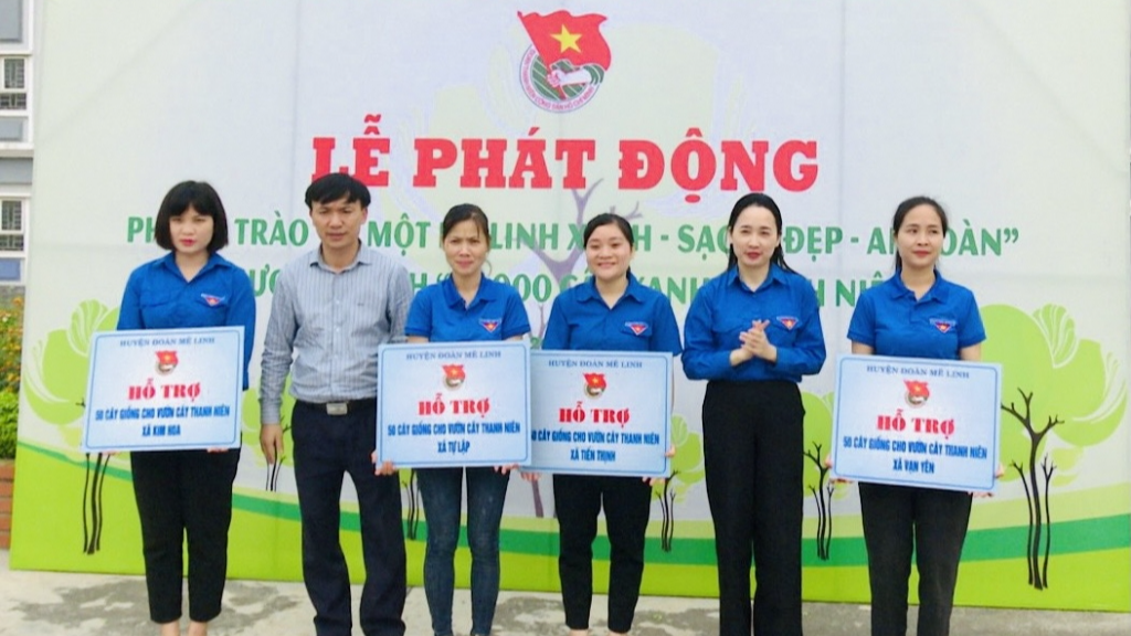 Huyện đoàn Mê Linh trao tặng cây xanh đến các cơ sở Đoàn