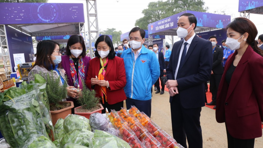 Các vị đại biểu tham quan gian hàng triển lãm của thanh niên 