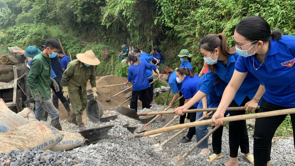 Thanh niên tham gia làm đường giao thông nông thôn 