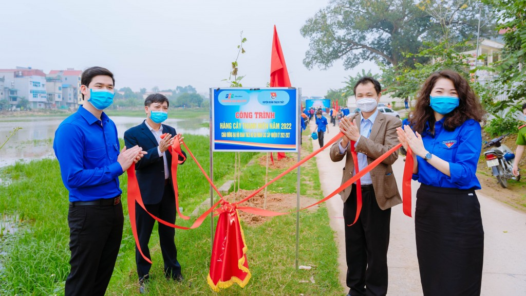 Trồng cây xanh, làm đẹp cảnh quan môi trường mừng Ngày thành lập Đoàn