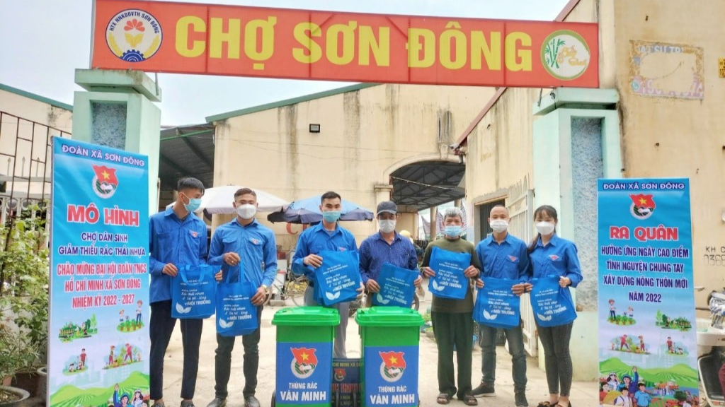 Thùng rác và túi thân thiện với môi trường được trao tặng đến người dân 