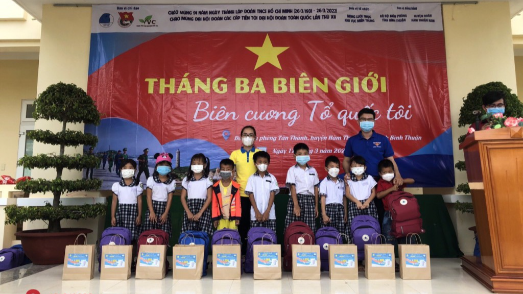 Mạng lưới Tình nguyện miền Nam tặng quà học sinh tại Bình Thuận 