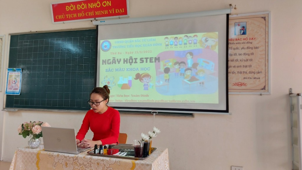 Giáo viên trường Tiểu học Xuân Đỉnh hướng dẫn học sinh tham gia các hoạt động trong ngày hội