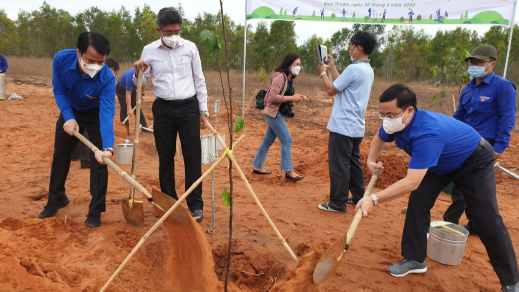 Các vị đại biểu tham gia trồng cây xanh tại Bình Thuận 