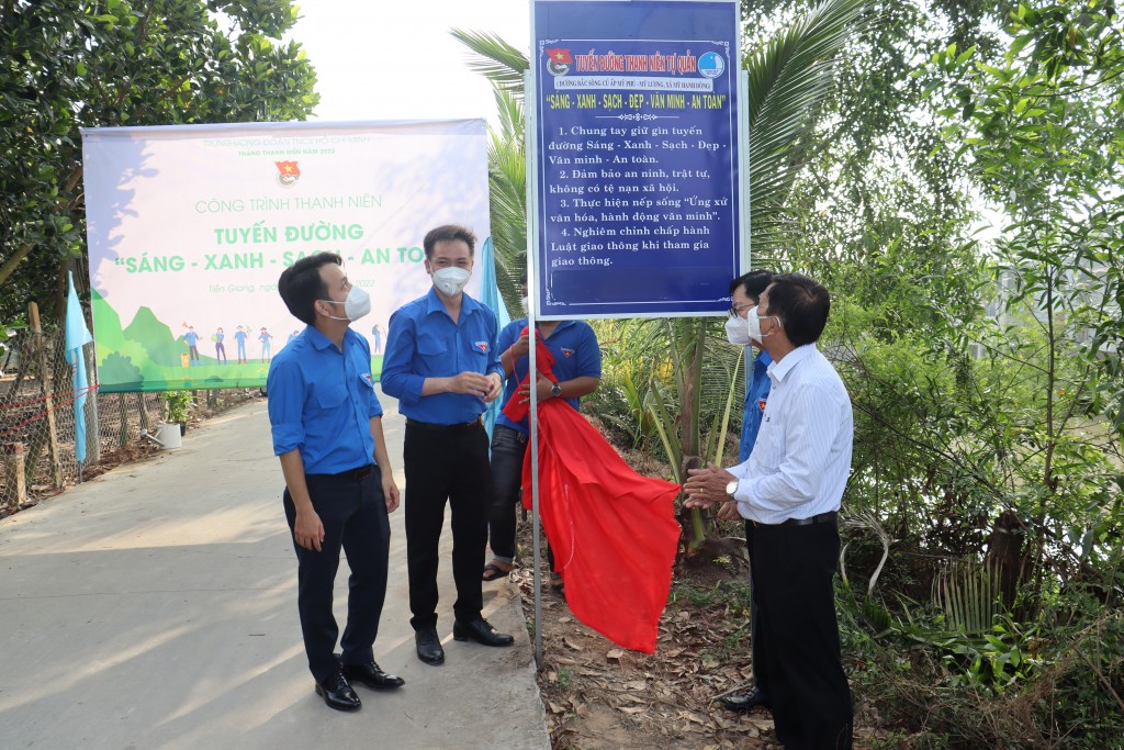 Gắn biển công trình thanh niên tại tỉnh Tiền Giang 