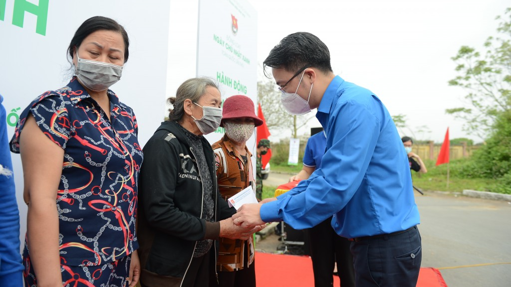 Bí thư Trung ương Đoàn Nguyễn Tường Lâm trao tặng quà tới người dân tại Hải Phòng 