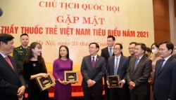 Thầy thuốc trẻ Việt Nam là điển hình của tinh thần xung kích trên tuyến đầu chống dịch