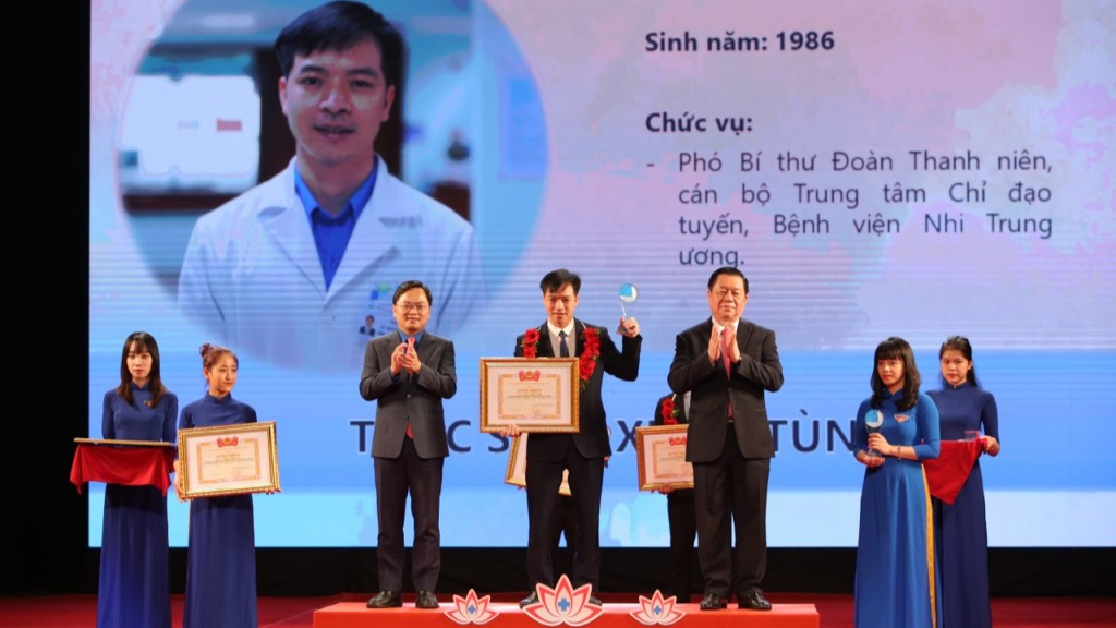 Trưởng ban Tuyên giáo Trung ương Nguyễn Trọng Nghĩa và Bí thư thứ nhất Trung ương Đoàn Nguyễn Anh Tuấn trao phần thưởng đến thầy thuốc trẻ tiêu biểu 