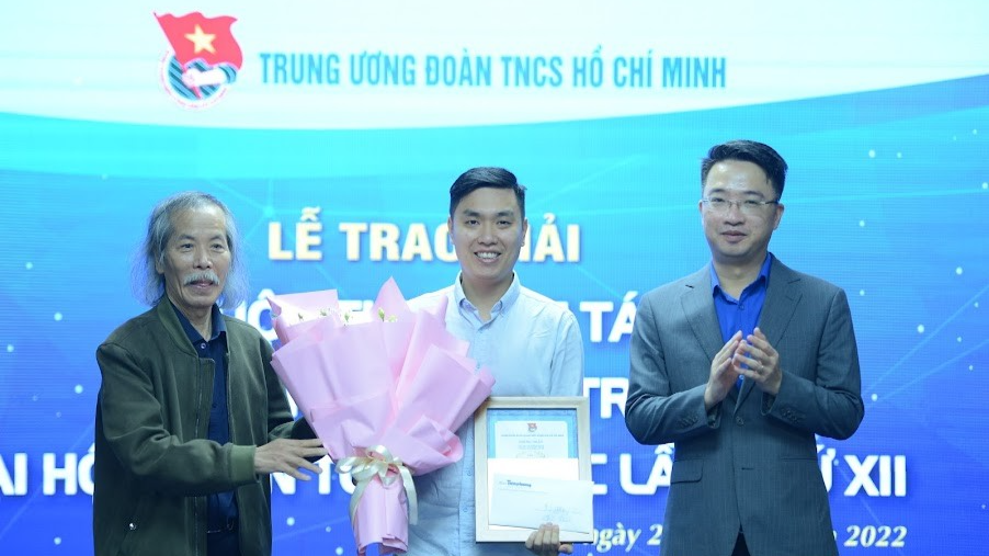 Bí thư Trung ương Đoàn Nguyễn Tường Lâm trao giải Nhất của tác giả 