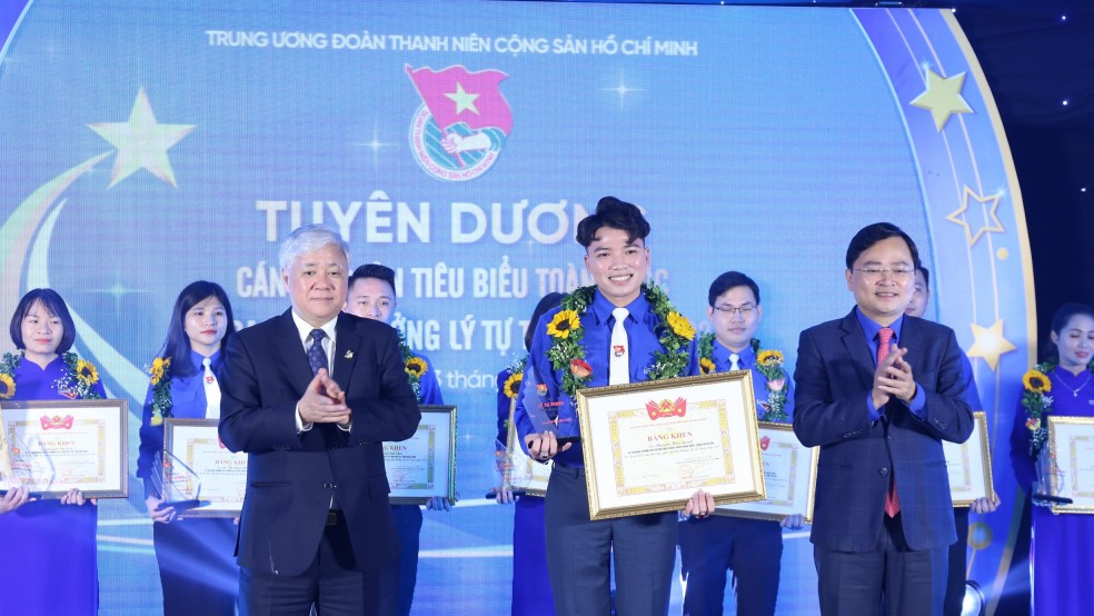 Chủ tịch Ủy ban Trung ương Mặt trận Tổ quốc Việt Nam Đỗ Văn Chiến và Bí thư thứ nhất Trung ương Đoàn Nguyễn Anh Tuấn trao phần thưởng cho cá nhân đoạt Giải thưởng Lý Tự Trọng 