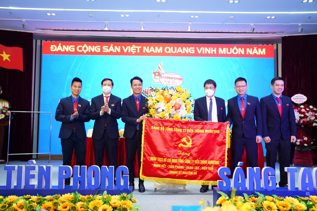 Đại hội đón nhận hoa chúc mừng từ lãnh đạo Tổng công ty 