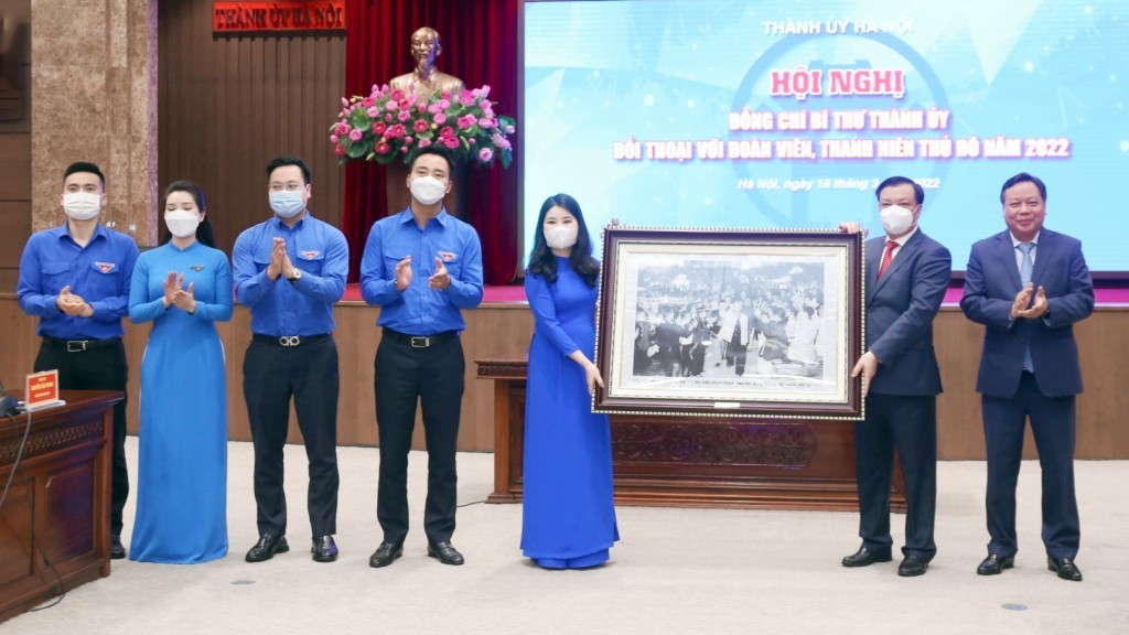 Đoàn Thanh niên thành phố Hà Nội đón nhận quà chúc mừng từ các đồng chí lãnh đạo thành phố 