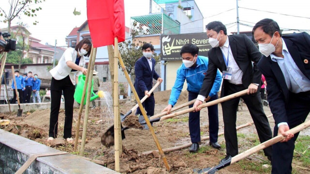 Các đại biểu trồng cây xanh tại công trình thanh niên sân chơi thiếu nhi tại thôn Sáp Mai, xã Võng La, huyện Đông Anh