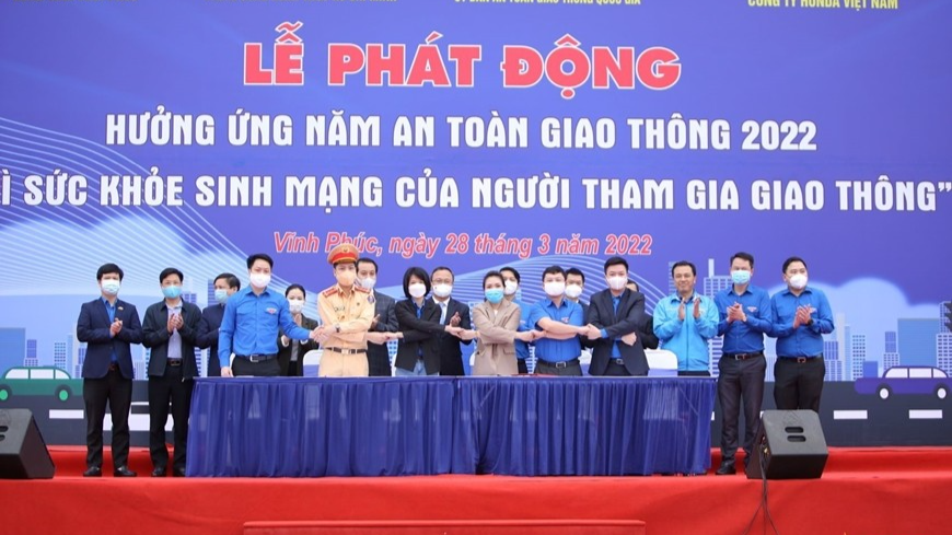 Đại diện các tỉnh, thành đoàn và đoàn trực thuộc ký cam kết, biểu thị tinh thần đoàn kết, quyết tâm hưởng ứng chương trình. 