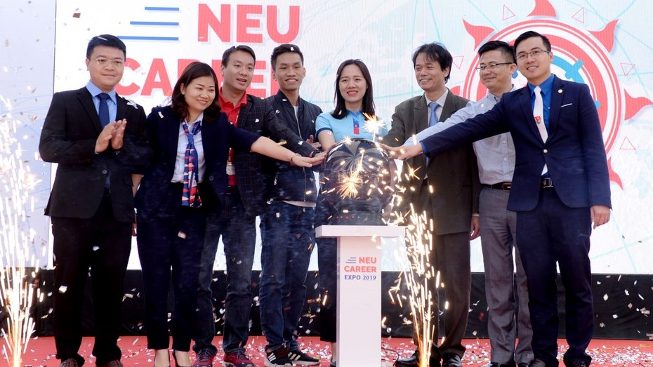 Đại diện Trường Đại học Kinh tế Quốc dân và các Nhà tài trợ chạm tay vào quả cầu khai mạc chương trình NEU Career Expo 2019.