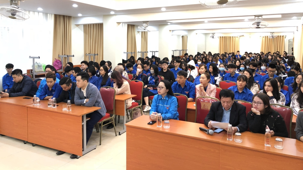 Các vị đại biểu và đông đảo đoàn viên, thanh niên tham gia chương trình 