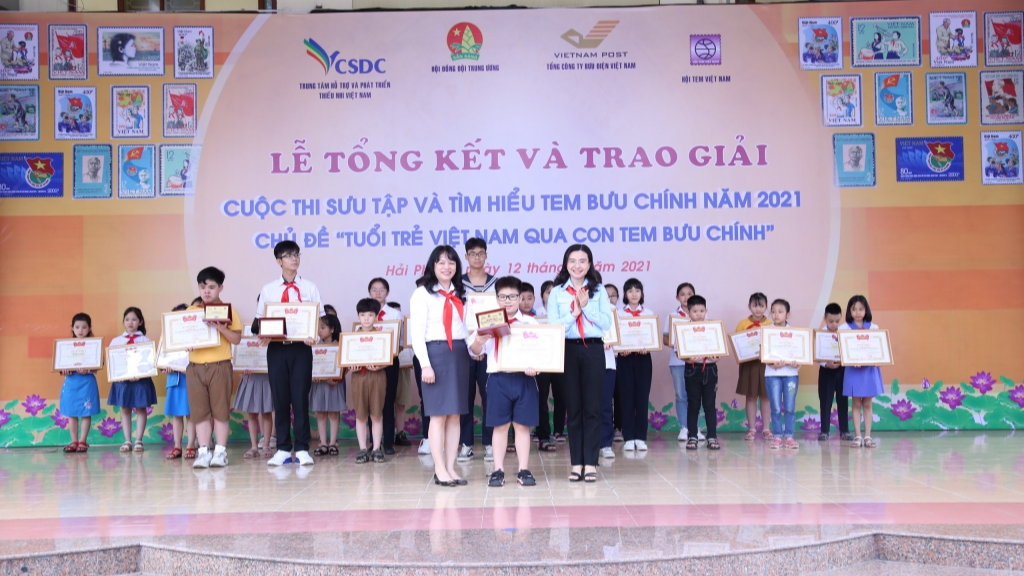 Ban tổ chức trao giải Đặc biệt cho em Lê Hoàng, lớp 4C2, trường Tiểu học Võ Thị Sáu