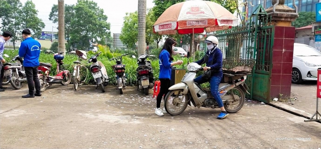 Thanh niên Sóc Sơn trông giữ xe miễn phí phục vụ người dân đến làm căn cước công dân 