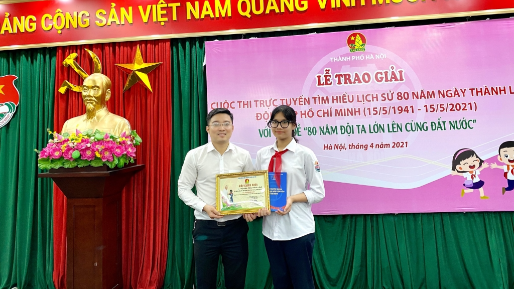 Đại diện Thành đoàn, Hội đồng Đội thành phố Hà Nội trao phần thưởng tới thí sinh xuất sắc