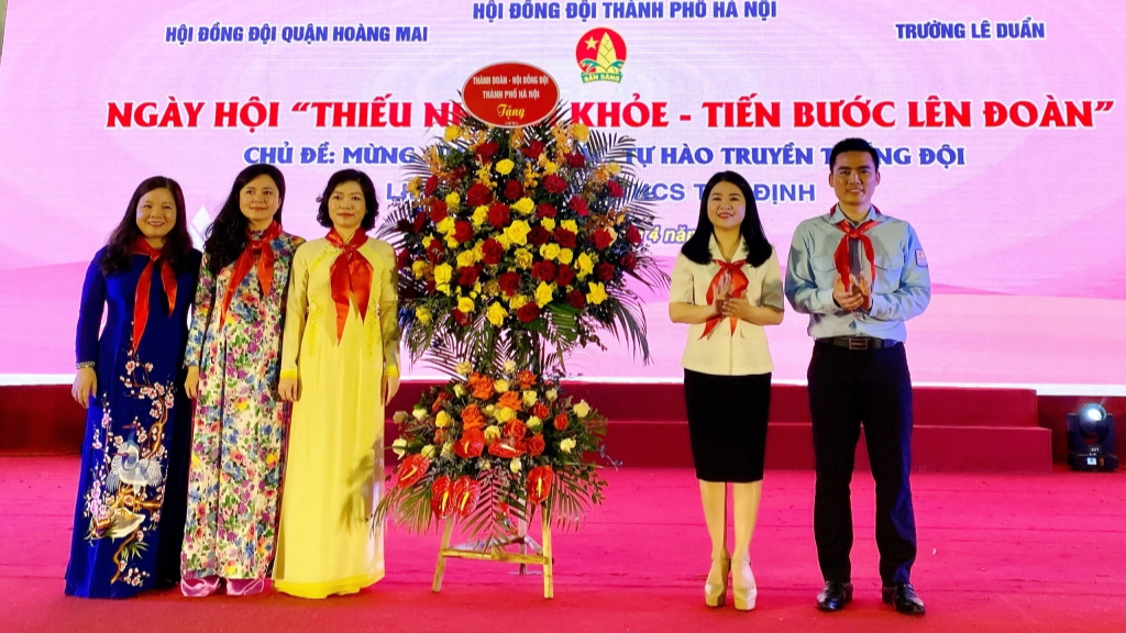 Thường trực Thành đoàn Hà Nội tặng hoa chúc mừng Liên đội trường THCS Tân Định 