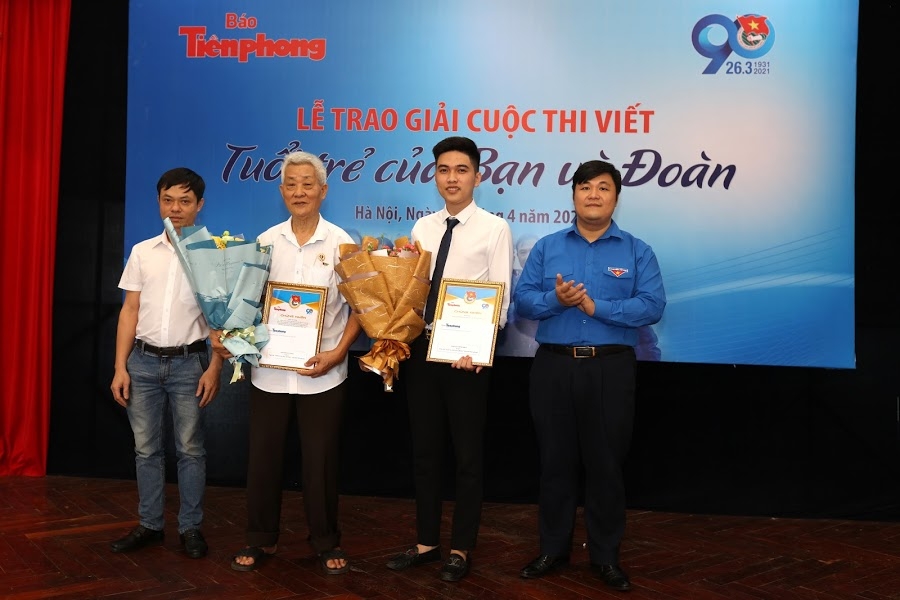 Các tác giả nhận giải Ba 