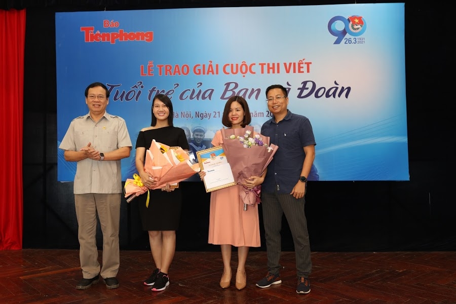 Các tác giả nhận giải Nhì cuộc thi 