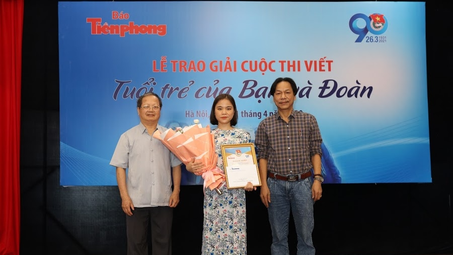 Ban tổ chức trao giải Nhất cho tác giả Cao Ánh Tuyết 