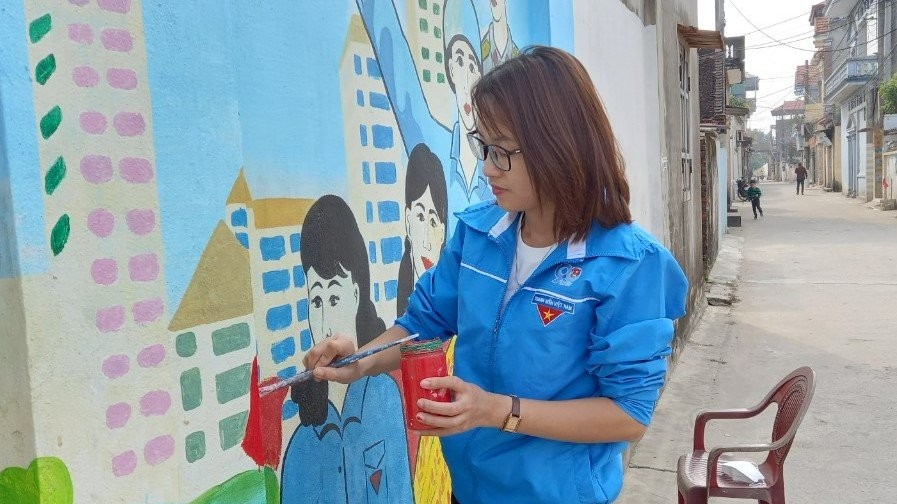 Bí thư Đoàn xã Cao Thành Nguyễn Thị Lệ Thủy tham gia vẽ tranh tường bích họa