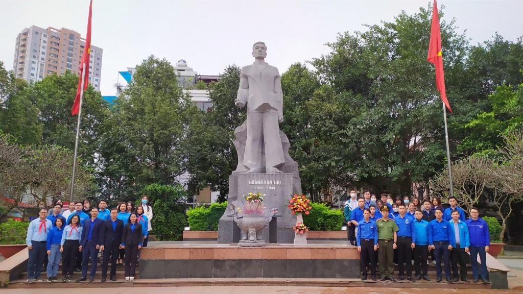 Tuổi trẻ Hoàng Mai tại lễ dâng hương tại tượng đài liệt sĩ Hoàng Văn Thụ