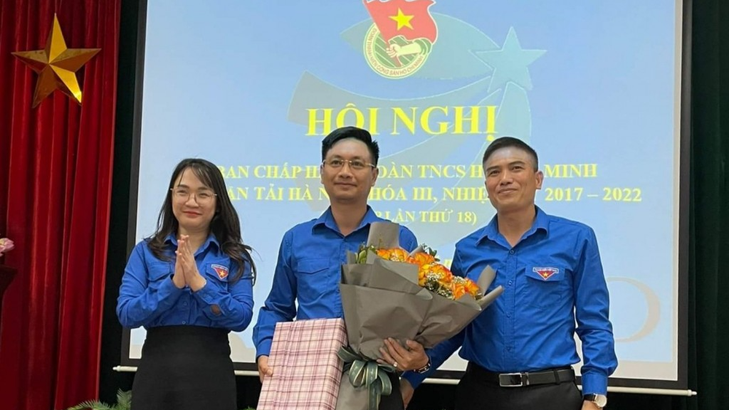 Thường trực Đoàn Thanh niên Transerco tặng hoa tri ân đồng chí 