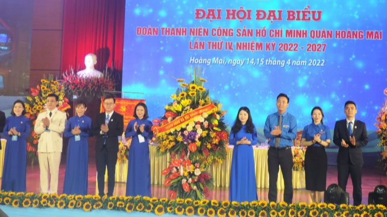 Đại hội đón nhận hoa chúc mừng của Thường trực Thành đoàn Hà Nội 