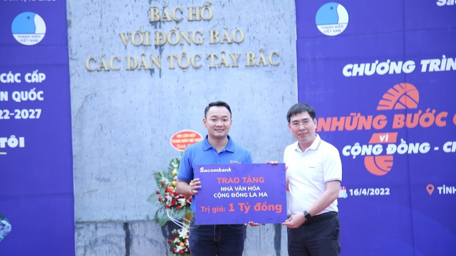 Ban tổ chức trao biển tượng trưng 