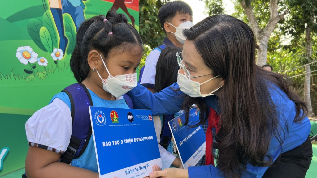 Bí thư Trung ương Đoàn, Chủ tịch Hội đồng Đội Trung ương Nguyễn Phạm Duy Trang trao quà bảo trợ tới thiếu nhi mồ côi do dịch COVID-19 