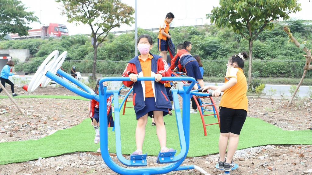 Hoàng Mai: Khánh thành sân chơi, tặng quà thiếu nhi mừng thành công Đại hội Đoàn